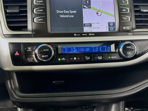 Used 2017 Toyota Highlander SE FWD image 28