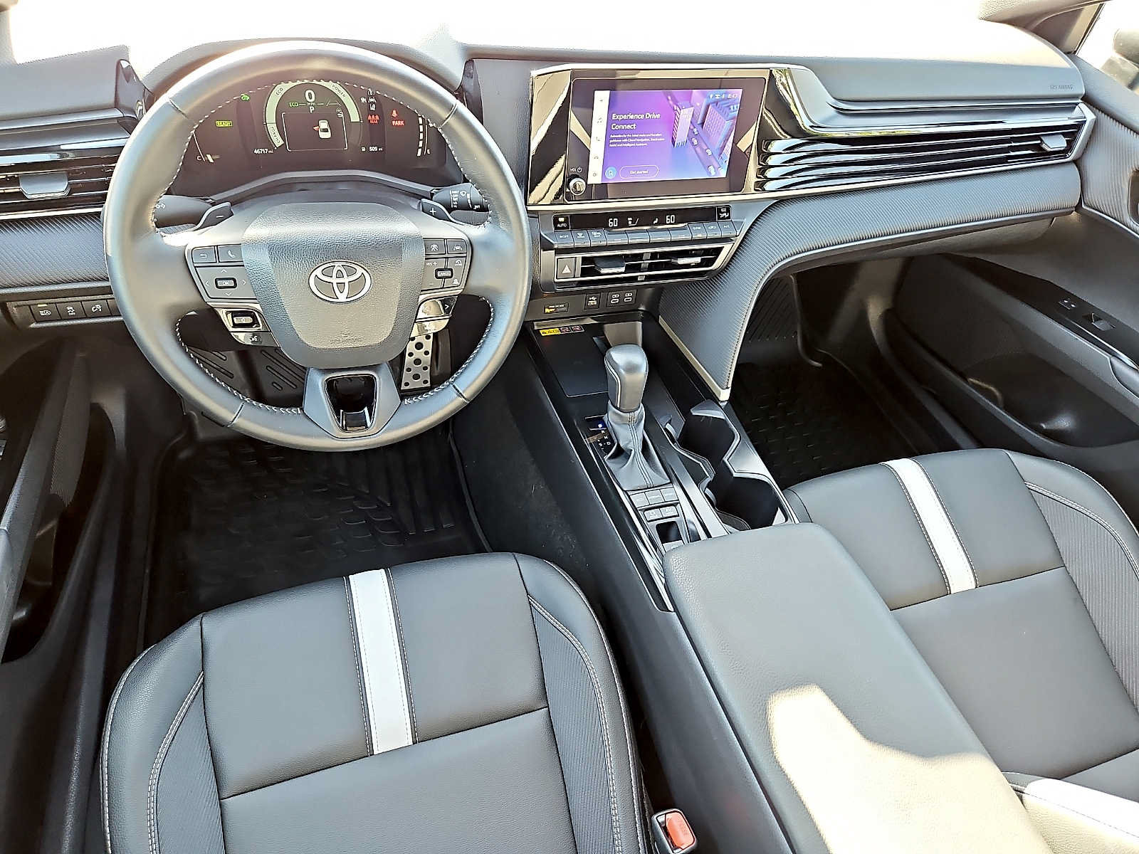 Used 2025 Toyota Camry SE w/ Convenience Package FWD image 11
