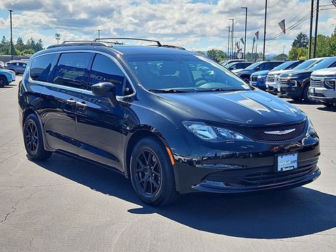 Used 2018 Chrysler Pacifica L FWD image 8