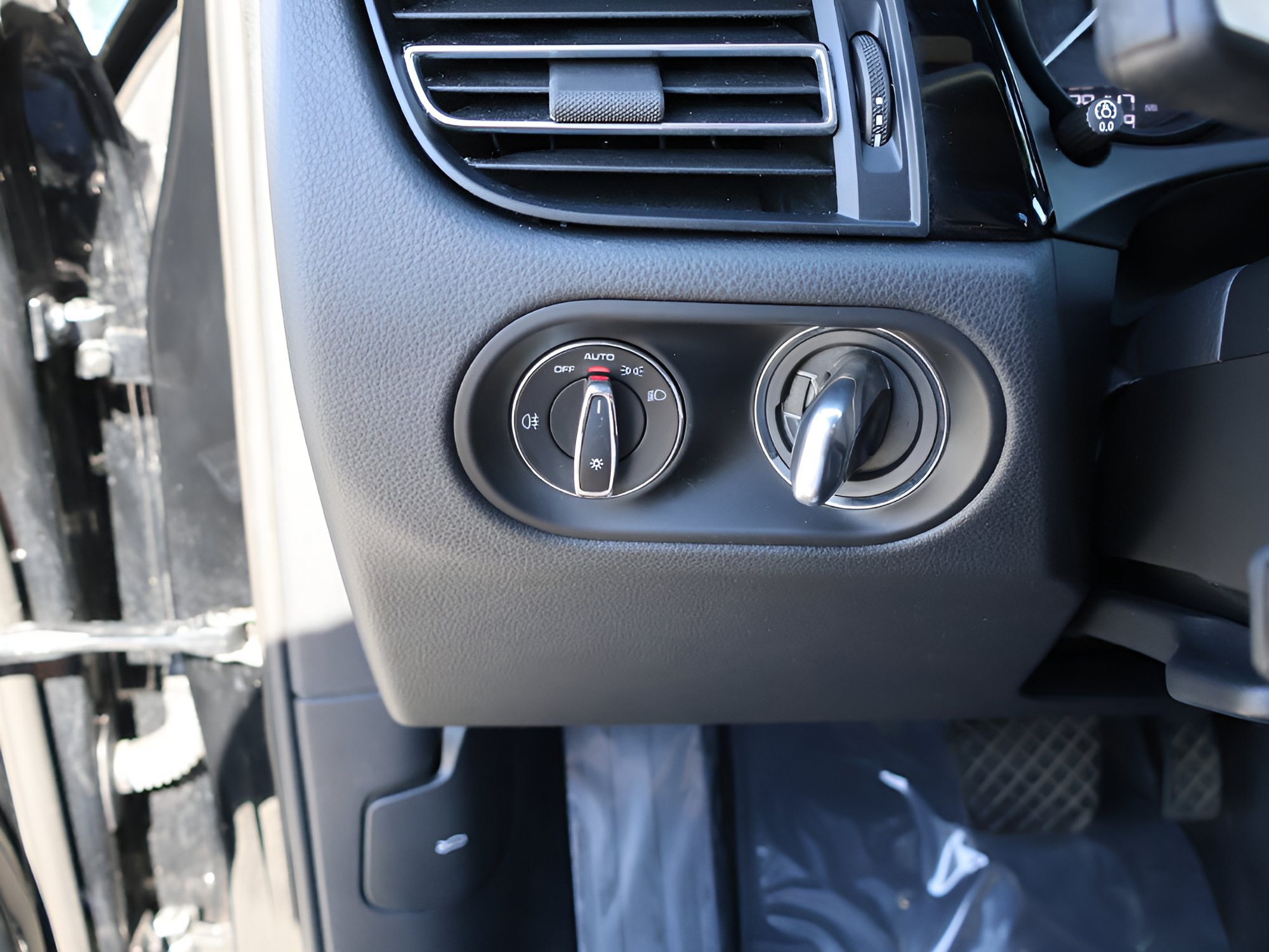 Used 2023 Porsche Macan Turbo AWD/4WD image 29