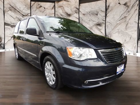 Used 2014 Chrysler Town & Country Touring FWD image 3