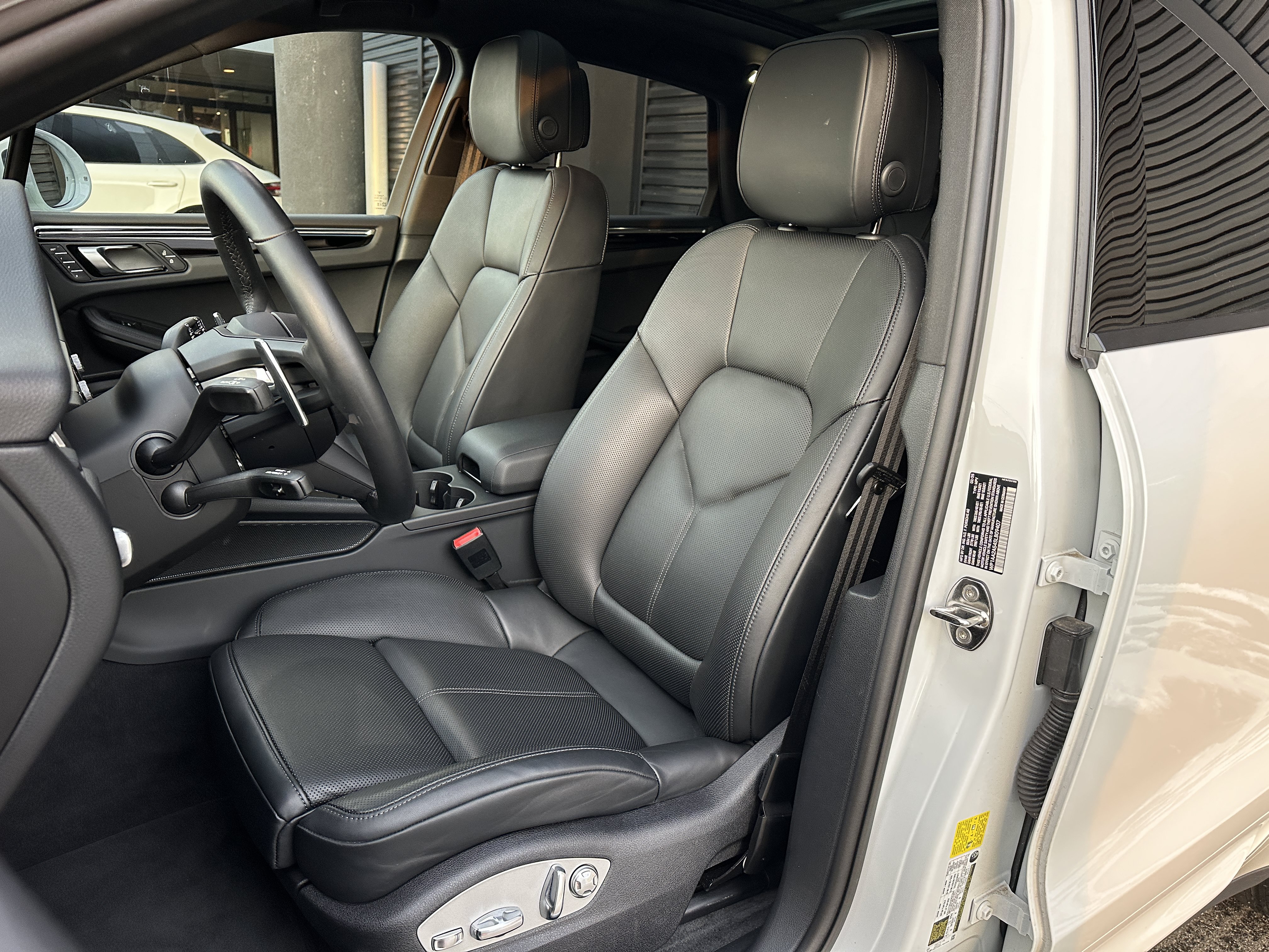 Certified 2025 Porsche Macan AWD/4WD image 5