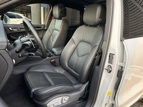 Certified 2025 Porsche Macan AWD/4WD image 5