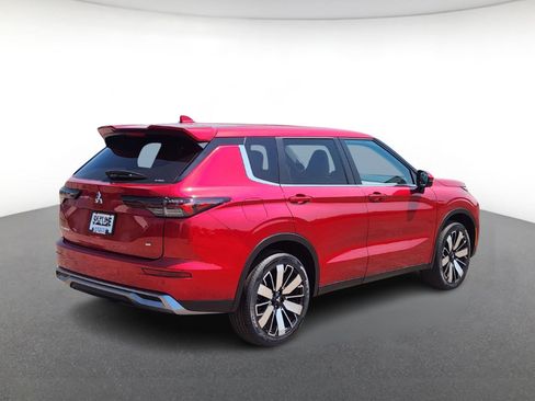 New 2025 Mitsubishi Outlander SE image 3