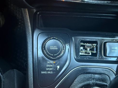 Used 2019 Jeep Cherokee Latitude Plus w/ Cold Weather Group AWD/4WD image 20
