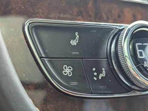 Used 2021 Bentley Bentayga V8 image 18