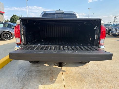 Used 2017 Toyota Tacoma TRD Off-Road w/ Tow Package (A/T) AWD/4WD image 8