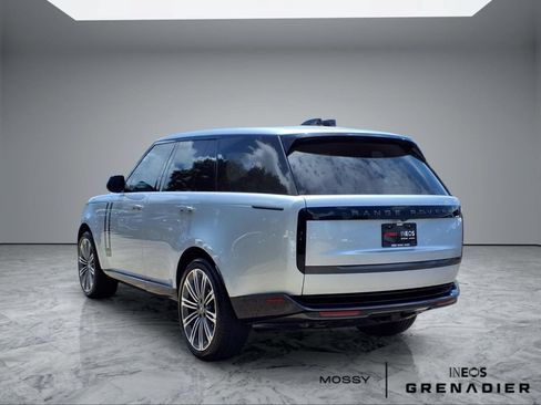Used 2025 Land Rover Range Rover SE AWD/4WD image 2