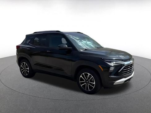 Used 2025 Chevrolet TrailBlazer LT image 2