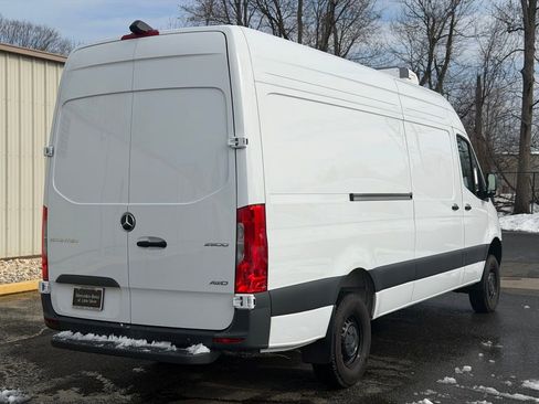Used 2024 Mercedes-Benz Sprinter 2500 image 11