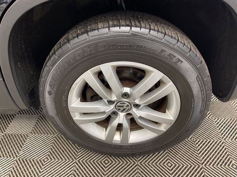 Used 2014 Volkswagen Tiguan S image 33
