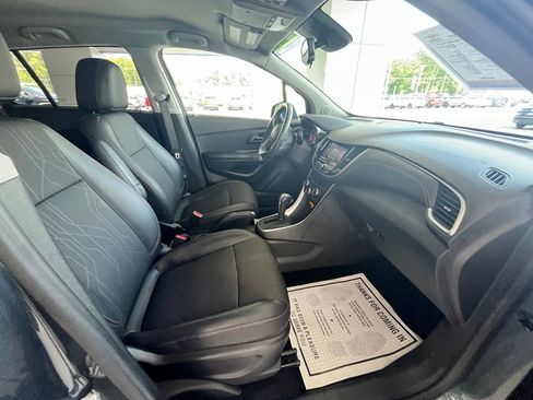 Used 2022 Chevrolet Trax LT w/ LT Convenience Package AWD/4WD image 17