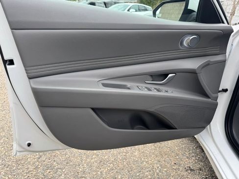 Used 2023 Hyundai Elantra SEL w/ Convenience Package FWD image 10