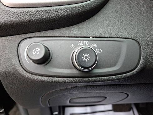 Used 2022 Chevrolet Trax LT w/ Midnight Edition image 24