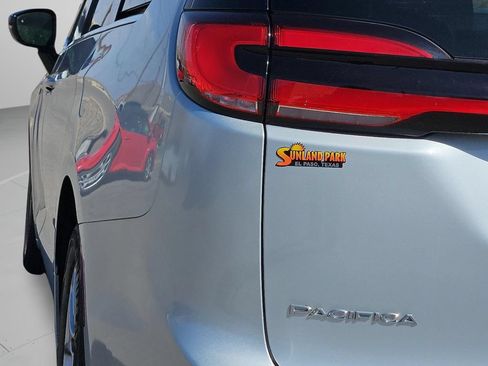 Certified 2024 Chrysler Pacifica Touring-L FWD image 30