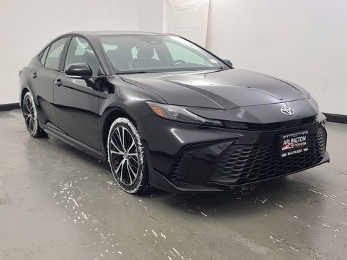 Used 2025 Toyota Camry SE image 2