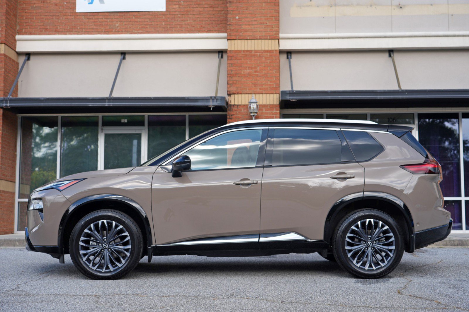 Used 2024 Nissan Rogue Platinum w/ Platinum Premium Package FWD image 8