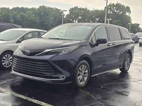 Used 2024 Toyota Sienna XLE FWD image 3