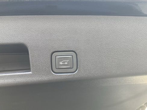 Used 2025 Chevrolet Traverse LT image 25