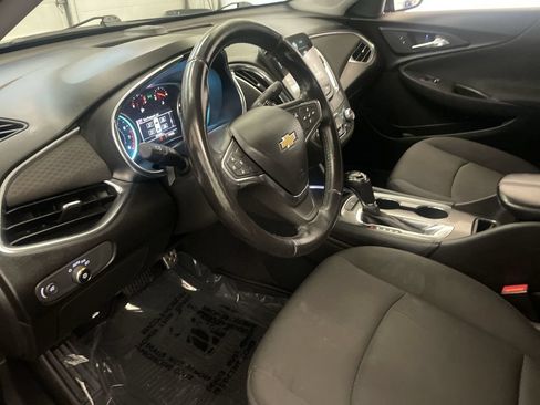 Used 2017 Chevrolet Malibu LT FWD image 4