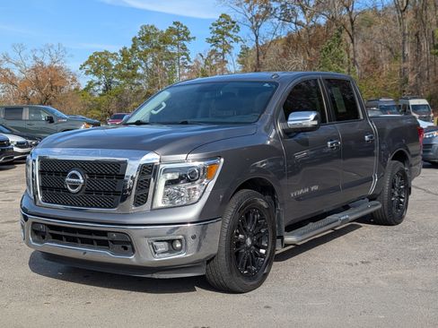 Used 2018 Nissan Titan SL image 5