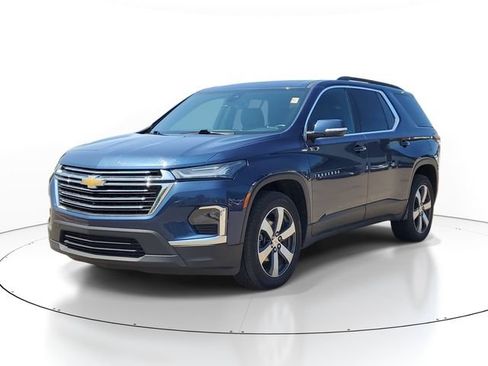 Used 2022 Chevrolet Traverse LT w/ LT Premium Package FWD image 2