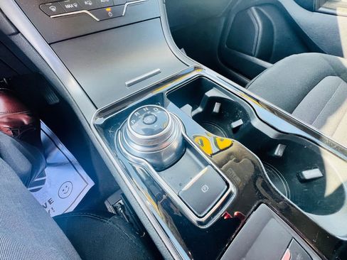 Used 2020 Ford Edge SE image 25