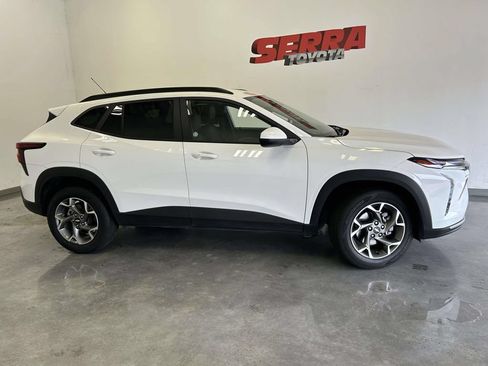 Used 2025 Chevrolet Trax LT w/ LT Convenience Package FWD image 2