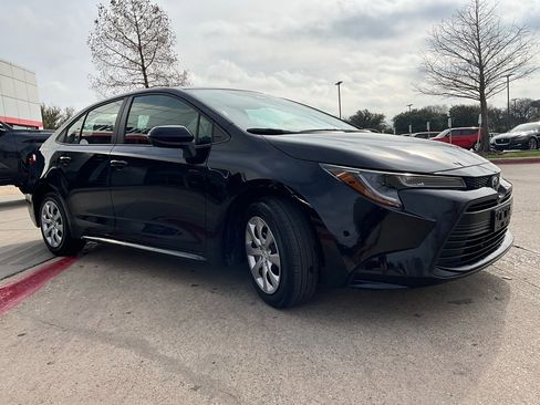 Used 2025 Toyota Corolla LE image 4