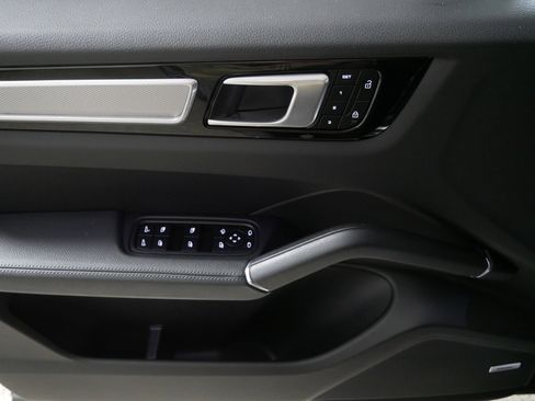 Used 2022 Porsche Cayenne Platinum Edition image 19