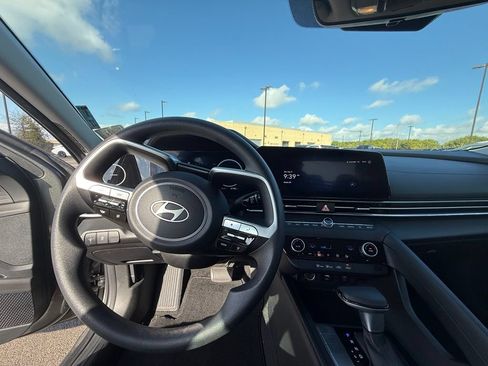 Used 2024 Hyundai Elantra SEL FWD image 8