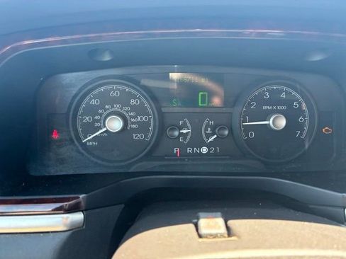 Used 2006 Lincoln Town Car Signature Limited RWD image 12