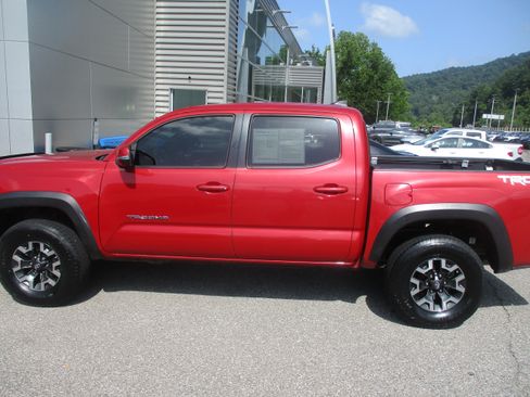 Used 2018 Toyota Tacoma TRD Off-Road AWD/4WD image 7
