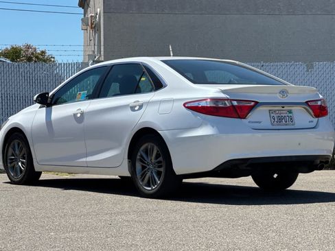 Used 2015 Toyota Camry SE FWD image 5