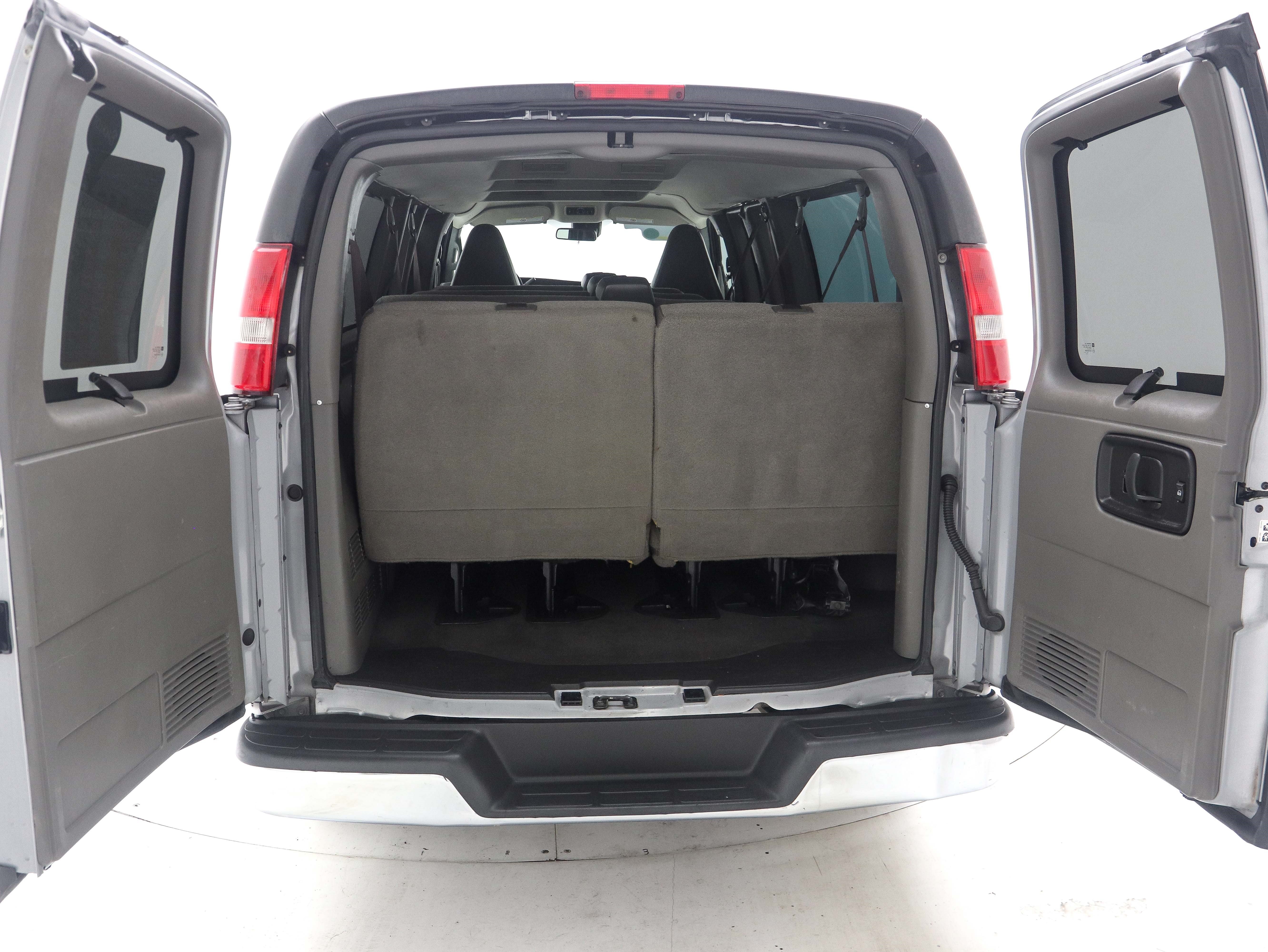 Used 2020 Chevrolet Express 3500 LT w/ LT Preferred Equipment Group RWD image 11