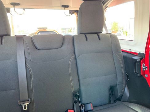 Used 2025 Jeep Wrangler Sahara image 36