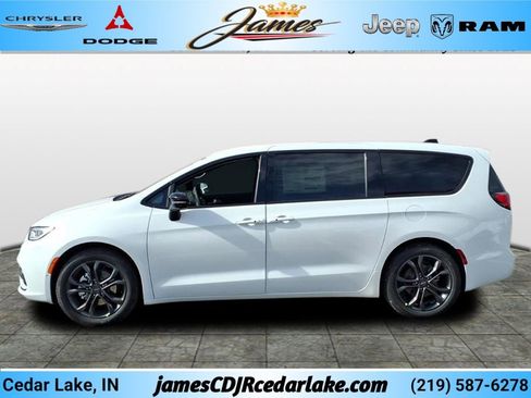 New 2026 Chrysler Pacifica Select FWD image 2