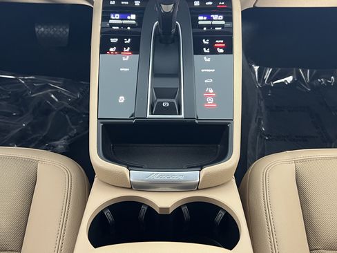 Certified 2023 Porsche Macan AWD/4WD image 20
