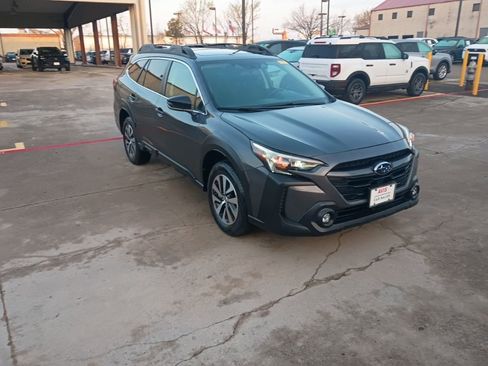 Used 2025 Subaru Outback Premium image 6