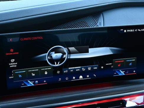 Certified 2024 BMW 760i xDrive w/ Executive Package image 18