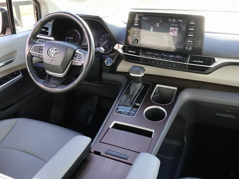 Used 2024 Toyota Sienna XLE image 12