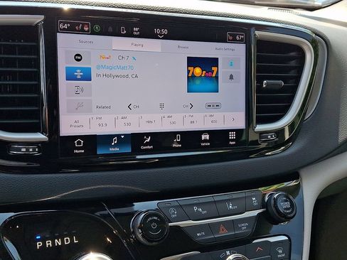 Used 2023 Chrysler Pacifica Touring-L FWD image 19