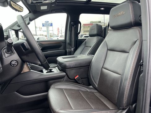 Used 2023 Chevrolet Suburban High Country image 13