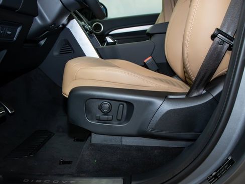 Certified 2025 Land Rover Discovery Dynamic SE image 16