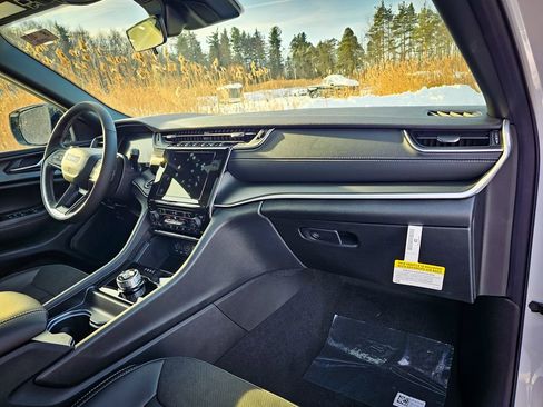 New 2025 Jeep Grand Cherokee Altitude image 41