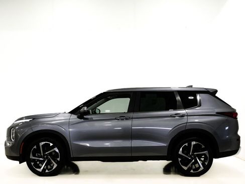 Used 2023 Mitsubishi Outlander SE image 3