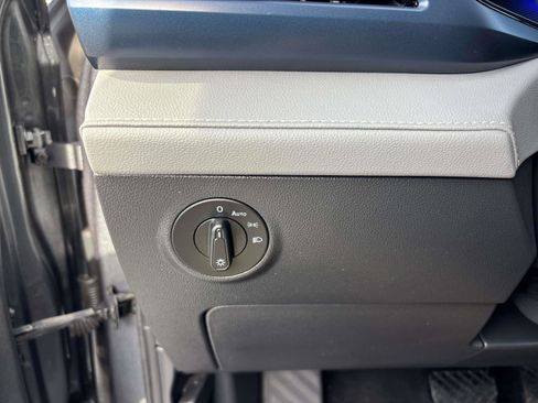 Used 2024 Volkswagen Taos SE image 15