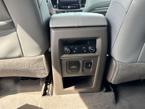 Used 2019 Chevrolet Traverse Premier w/ Driver Confidence II Package FWD image 9