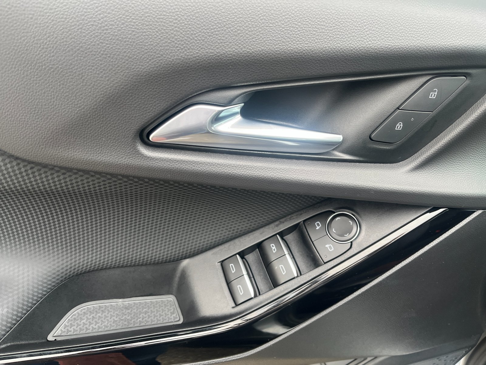Used 2026 Chevrolet Equinox RS FWD image 11