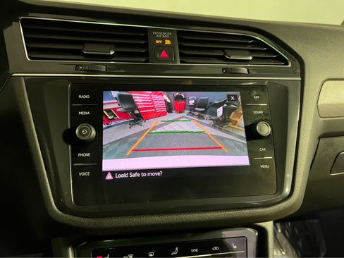 Used 2022 Volkswagen Tiguan SE w/ Panoramic Sunroof Package image 16